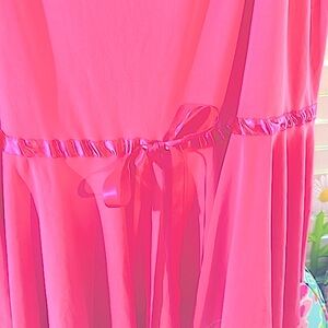 Sunny pink stretchy skirt with satin ribbon and flirty hem